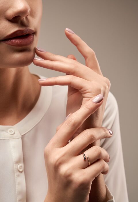 young-model-demonstrating-expensive-ring young-model-demonstrating-expensive-ring